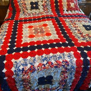 ANTIQUE 1976 HAND CRAFTED BED SPREAD
